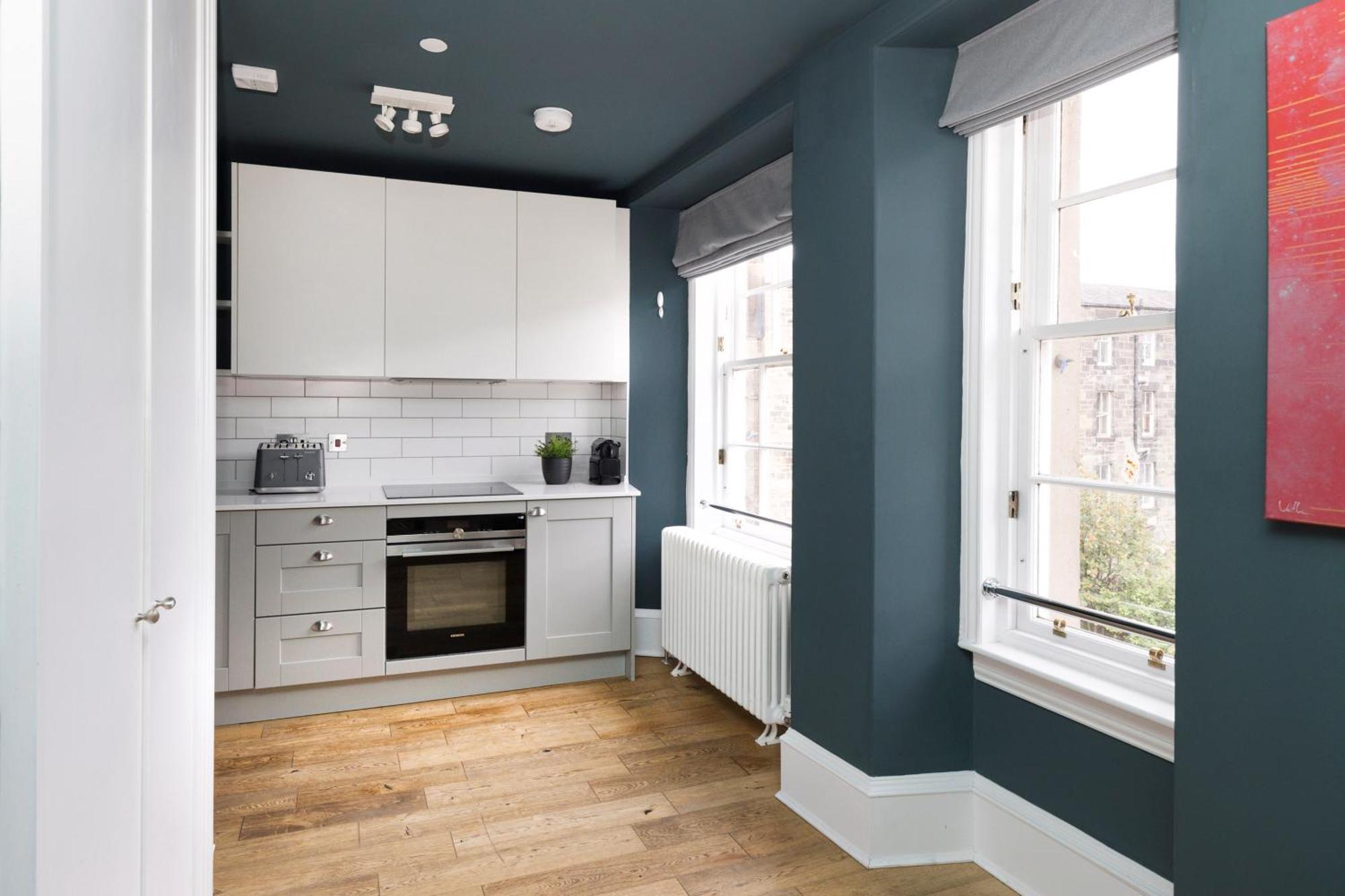 Joivy Spacious 2br Apt, Moments From West End Appartement